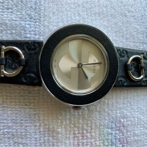 Gucci woman watch, stainless steel, water resistant 3ATM Swiss made No 13025436